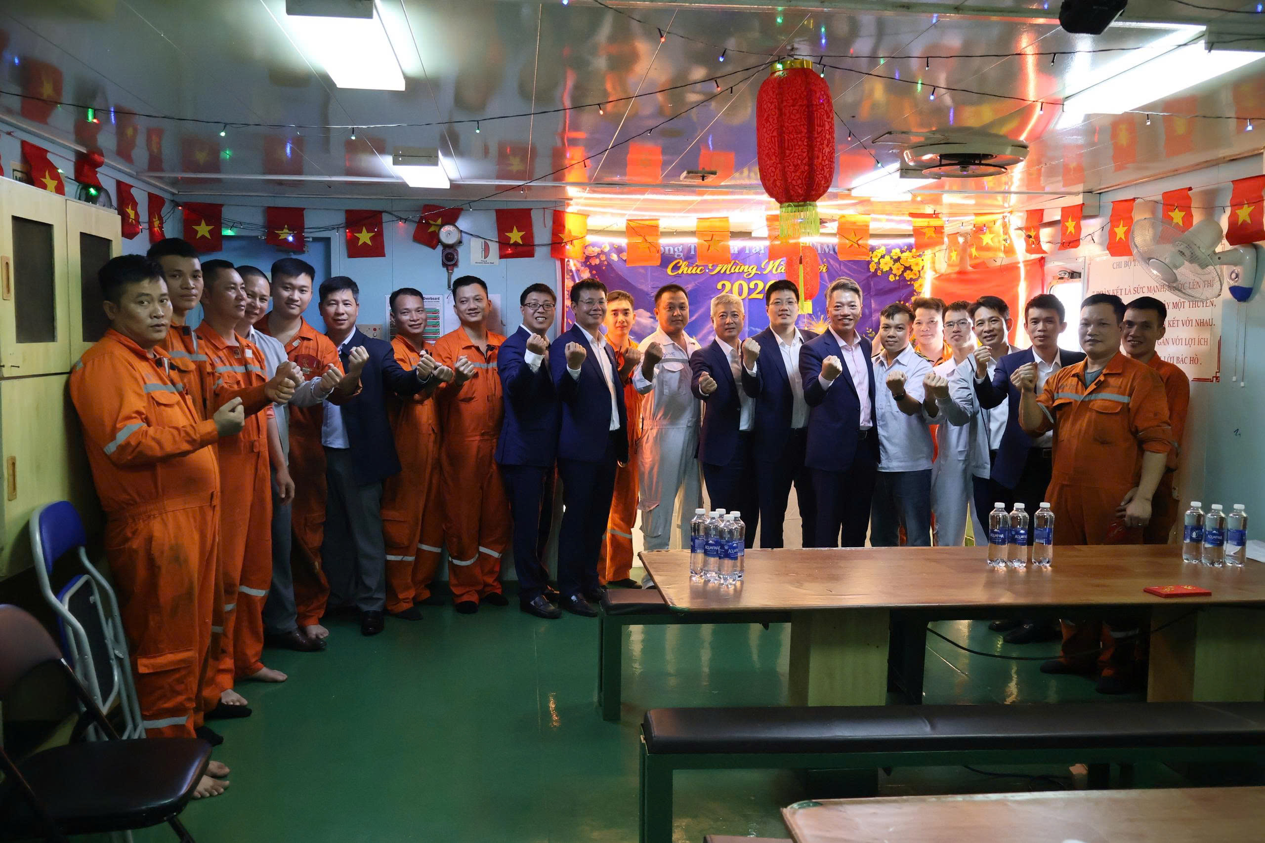 Lãnh đạo Công ty Vận tải biển VIMC đi thăm và chúc Tết sỹ quan thuyền viên tàu VIMC Freedom